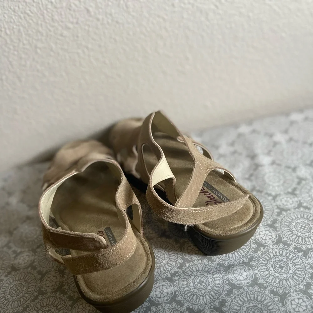 Skechers~Cut-Out~Tan~Suede~Slingback~Velcro Closure~Wedge~Sandals~Size 11